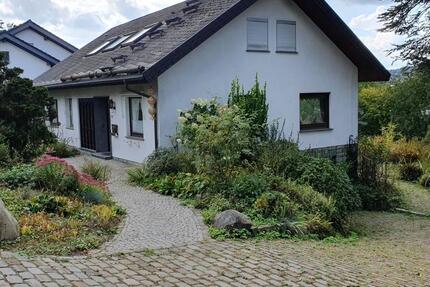 Charmantes Einfamilienhaus mit großem Grundstück in zentr. Lage zimmer