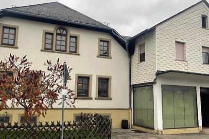 Zwei Große Einfamilienhaus,lokal und zwei massiv Garagen 11 zimmer