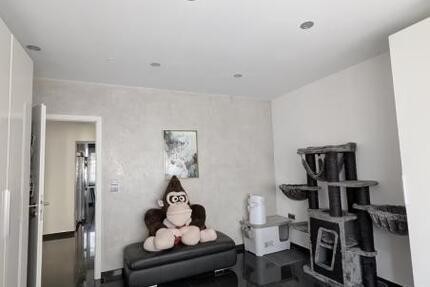 ObjNr:19738 - Hochmoderne, fast frisch sanierte Eigentumswohnung mit 2 Bakonen und Stellplatz 3 zimmer