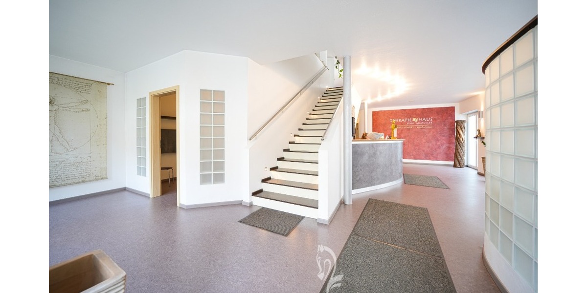 Hochwertige Physiopraxis & vermietete 4-Zimmer-Dachgeschoss-Wohnung - Gewerbeobjekt Arnstein | Angebot:26649274