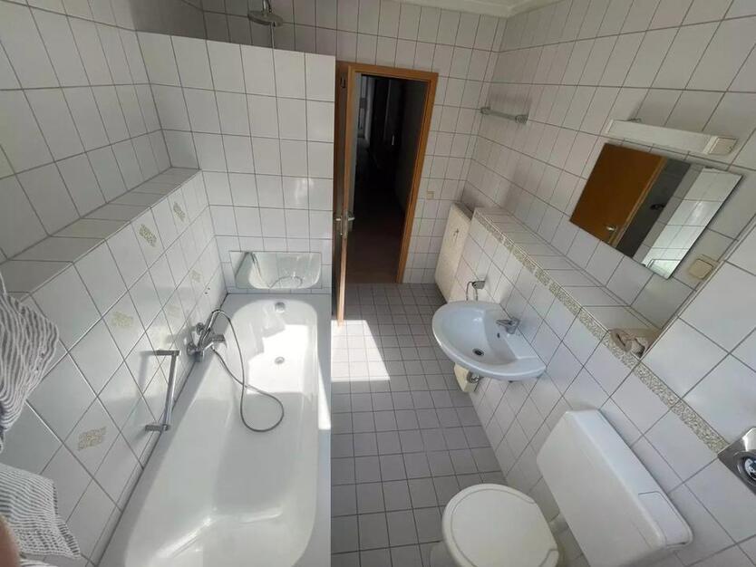 Schön geschnittene, sonnige 2-Zimmer-Wohnung in Homburg-Erbach zimmer