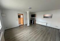 1- RaumWohnung mit grauen Laminat und niedlicher EBK App. 12