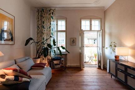Provisionsfrei! Schön renovierte AltbauWohnung mit Balkon am Rand des Schillerkiezes.