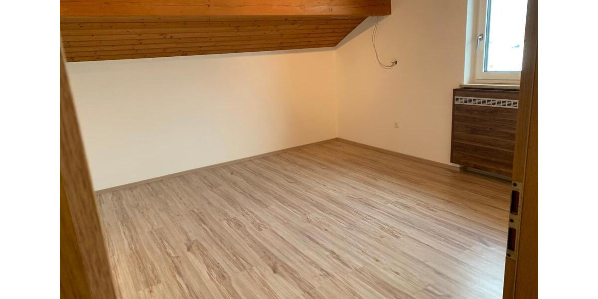 Dachgeschoßwohnung Piding - 3.5 Zimmer, 106 m&sup2;, 1.250&euro; | Angebot:25261201