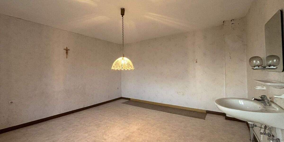 Einfamilienhaus mit Scheune und großem Hof - viel Potenzial in Kirchhain-Emsdorf 7 zimmer