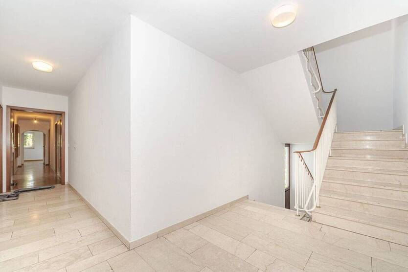 Großzügige und sehr gepflegte 4-Zimmer-Wohnung mit 2 Balkonen und Einbauküche.