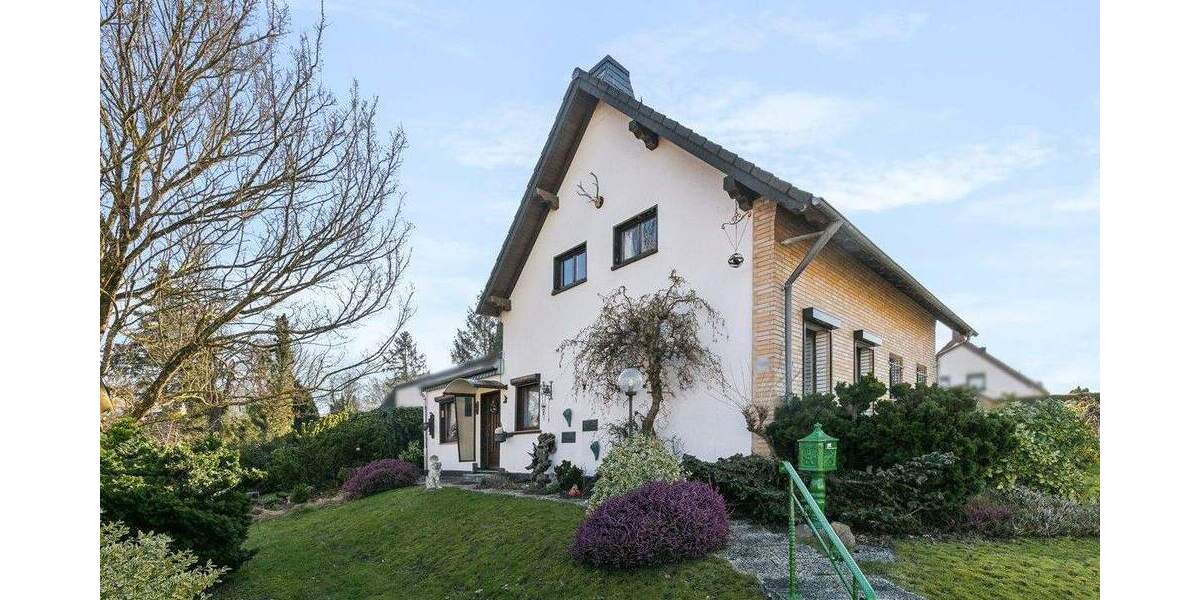 Freistehende und potentialreiche Doppelhaushälfte auf weitläufigem Grundstück (Süd-West-Ausrichtung) 3 zimmer