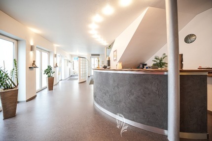 Nur 20 Minuten von Würzburg in Arnstein: Hochwertige Physiopraxis & vermietete 4-Zimmer-DG-Wohnung - Gewerbeobjekt Würzburg Würzburg | Angebot:26670132