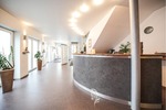 Nur 20 Minuten von Würzburg in Arnstein: Hochwertige Physiopraxis & vermietete 4-Zimmer-DG-Wohnung - Gewerbeobjekt Würzburg Würzburg | Angebot:26670132