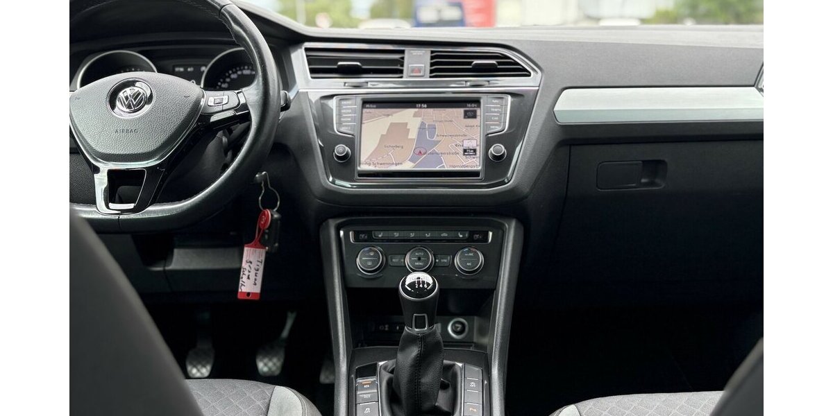 VW Tiguan 2.0 TDI 4Motion NAVI/PDC/SRA/SHZ/1.HAND 93.139 km 16.900 &euro; Villingen-Schwenningen 78054