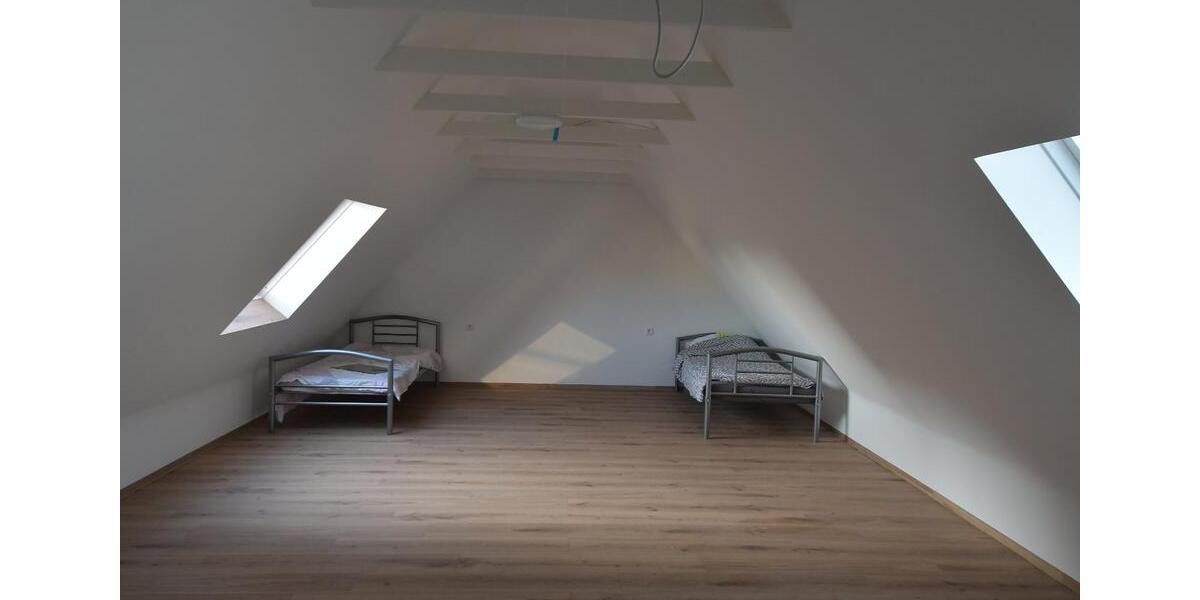 Etagenwohnung Leutershausen - 7 Zimmer, 230 m&sup2;, 1.500&euro; | Angebot:24781171