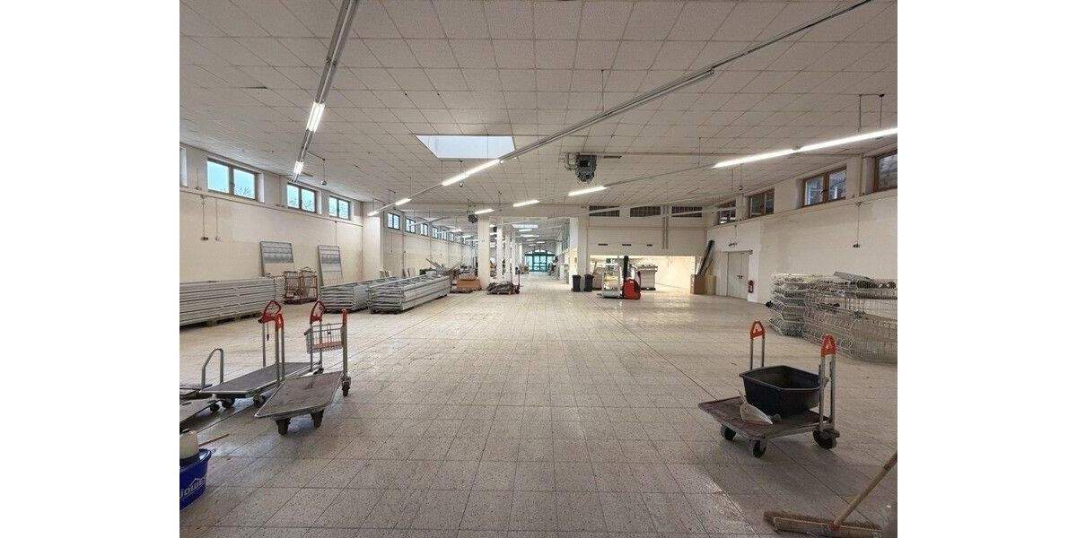 Gewerbehalle mit Freiflächen - ehemaliger Baumarkt zimmer