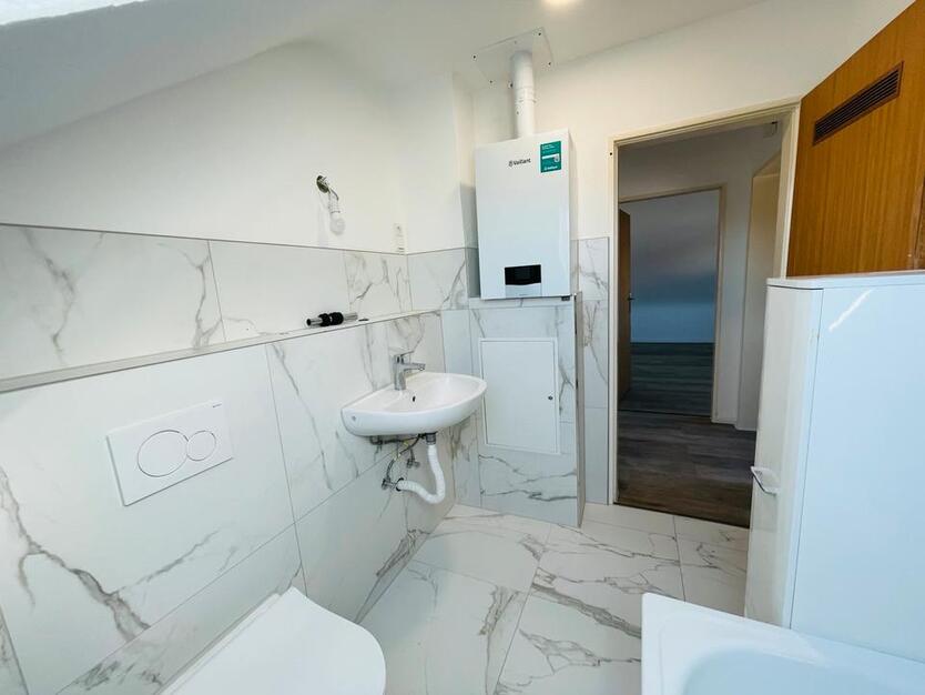 3 WG-Zimmer-DG-Wohnung in zentraler Lage zimmer