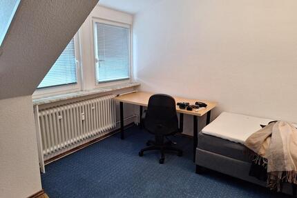 teilmöblierte gemütliche & helle 1-Zimmer-Wohnung in ruhiger Lage