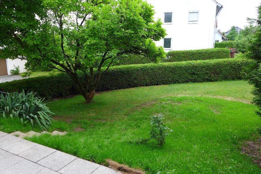 Eine Wohnung mit viel Platz & eigenen privaten Garten! *** Renovierte - Immobilie......!