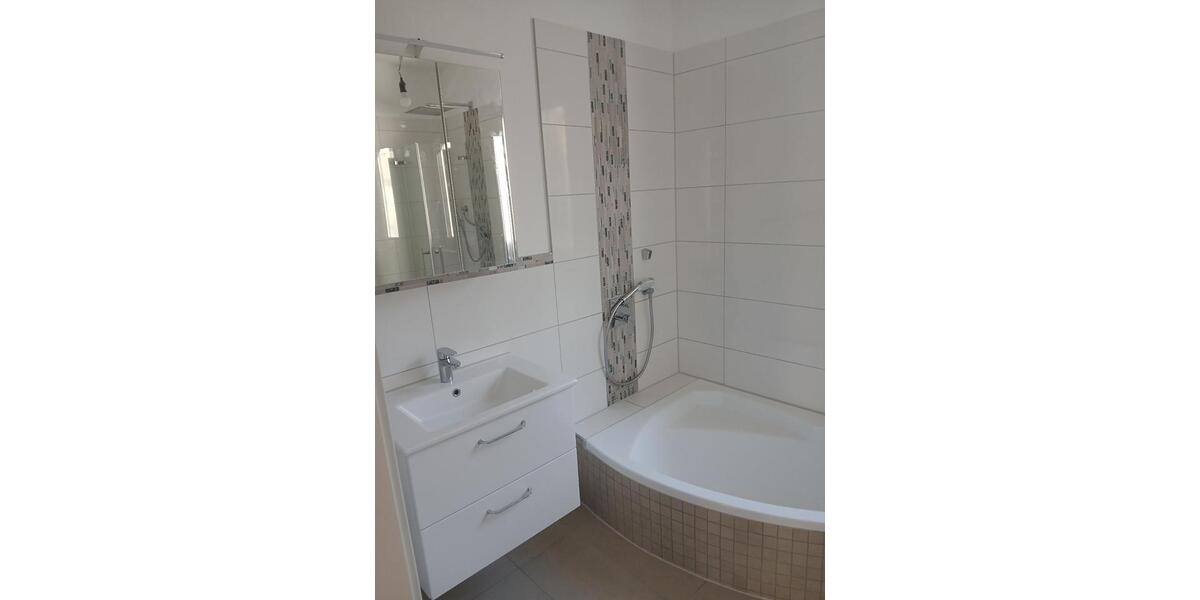 Attraktive 3-Zimmer-Wohnung mit Wintergarten, Terrasse und Garten 3 zimmer