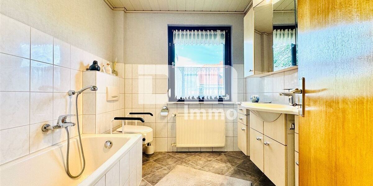 Solide Doppelhaushälfte mit viel Potenzial, Wintergarten und schönem Garten in beliebter Lage - Doppelhaushälfte Fuldabrück | Angebot:27302786