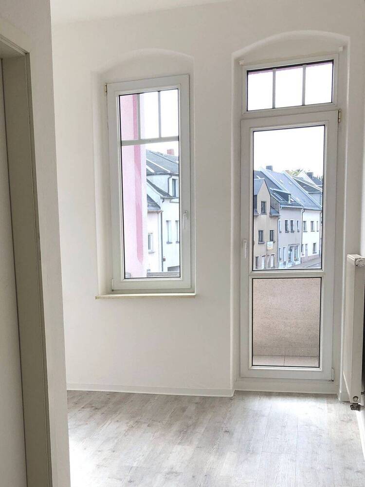 Gepflegte Zwei-Zimmer-Wohnung mit BalkonEinbauküche im Mietpreis enthaltenTageslichtbad zentral gelegen am Fuße der Augustusburg