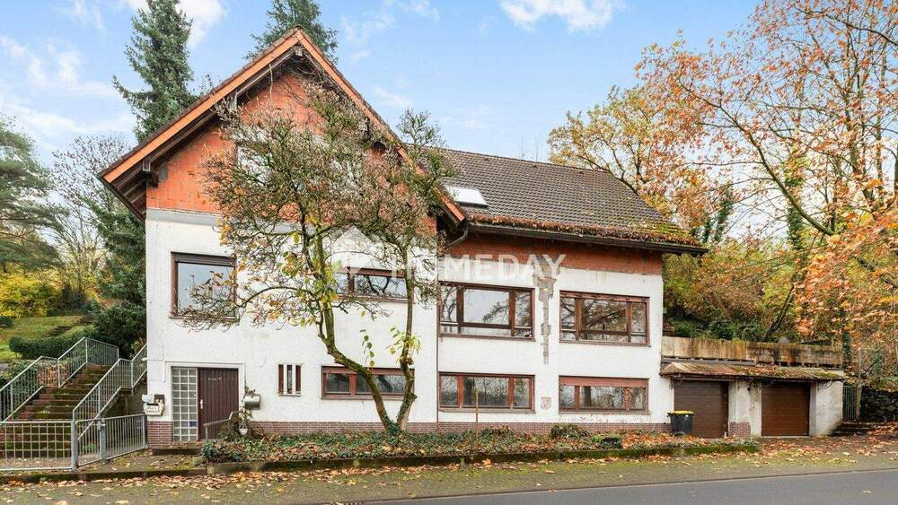 Großzügiges Mehrfamilienhaus mit drei Wohneinheiten in ruhiger Lage von Schotten 1 zimmer