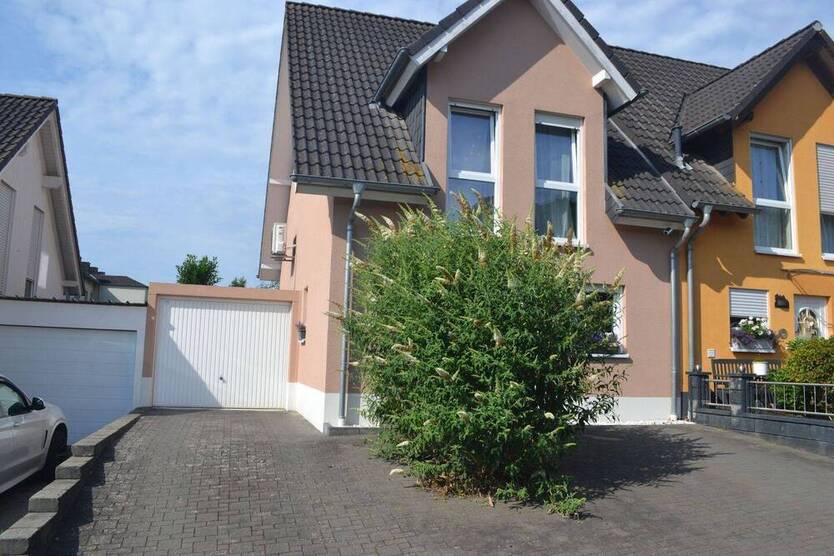 Schönes Niedrigenergie-Einfamilienhaus mit Garage und großer Terrasse