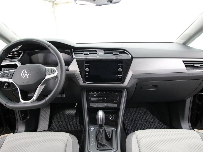 VW Touran 1.5 TSI 7-DSG Comfortline 7-SITZ+NAVI+AHK 23.190 km 32.790 € Hagenow 19230