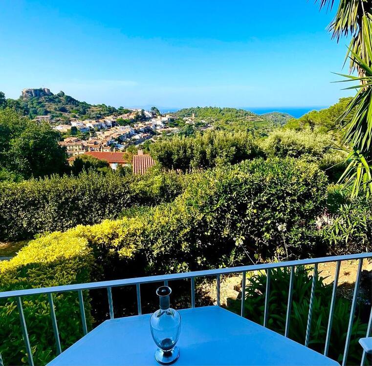Haus mit Meerblick in Katalonien im historischen Begur
