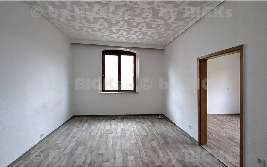 BIGKs - Zella-Mehlis: 4 Zimmer Wohnung ,separate Küche, Wannen u. Duschbad, Garten (-;)