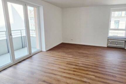 Frisches Wohngefühl! Modernisierte 3-Zimmer-Wohnung! Balkon, neues Bad, neuer Boden, Aufzug