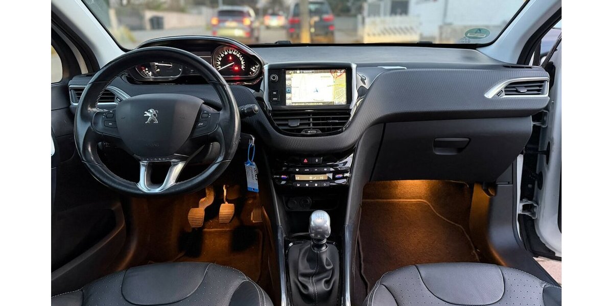 Peugeot 2008 1.2 Allure Pano Navi Leder JBL 137.000 km 7.490 € Neckarsulm 74172