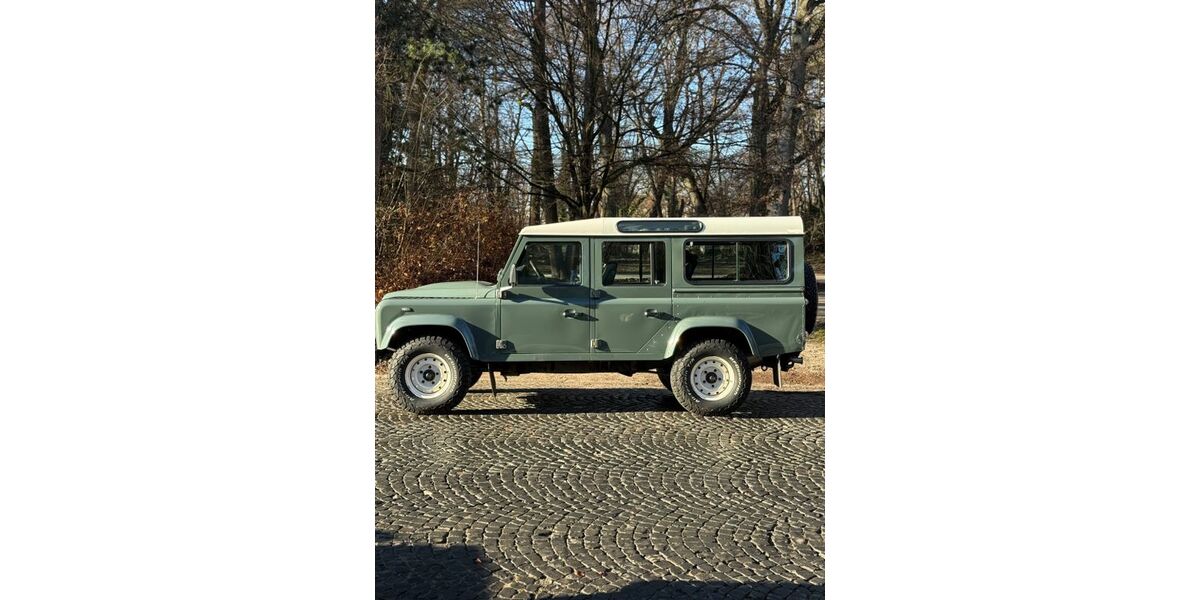 Land Rover Defender 306.504 km 28.000 &euro; München 81675