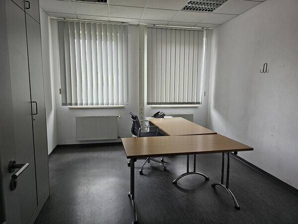Gewerbeimmoblie mit Hallen- und Büroflächen zimmer