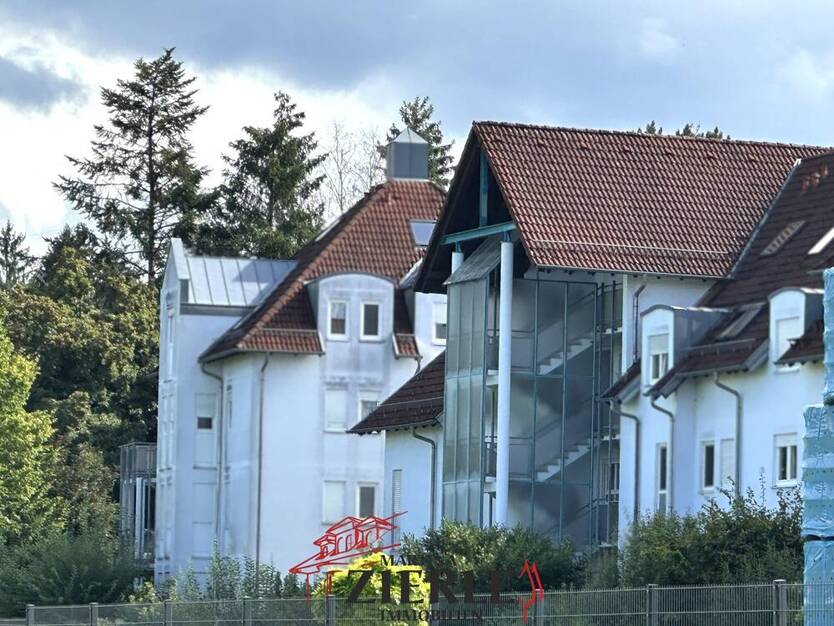 Gelegenheit, ab 01.10 frei! Schöne helle DG-Wohnung mit Balkon, Einbauküche und TG-Stellplatz! 2 zimmer