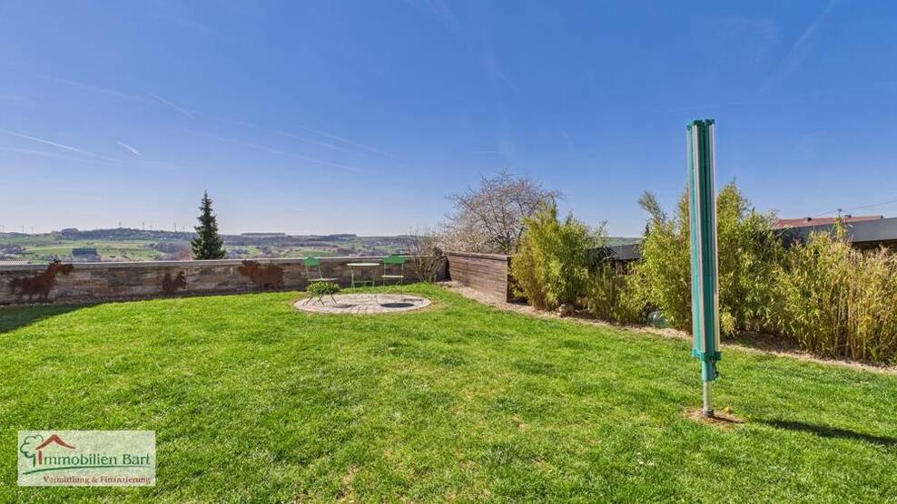 RENOVIERTES BAUERNHAUS MIT GROSSEN STALLUNGEN UND GARAGEN
