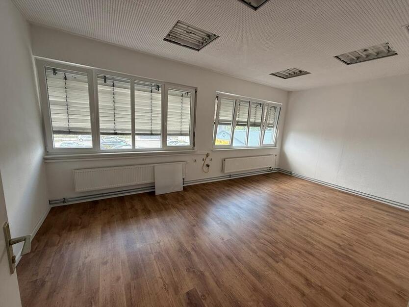 Büroräume im Hauptgebäude zu vermieten. zimmer