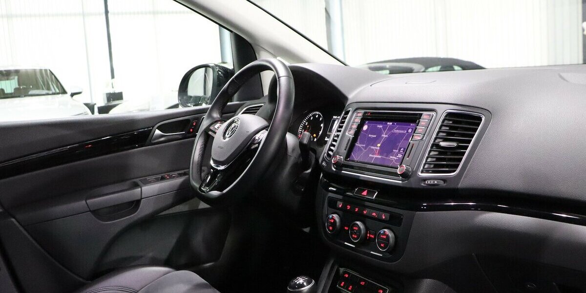 VW Sharan 1.4 TSI BUSINESS HIGHLINE / XENON / TOP 64.000 km 25.777 &euro; Hamm 59077