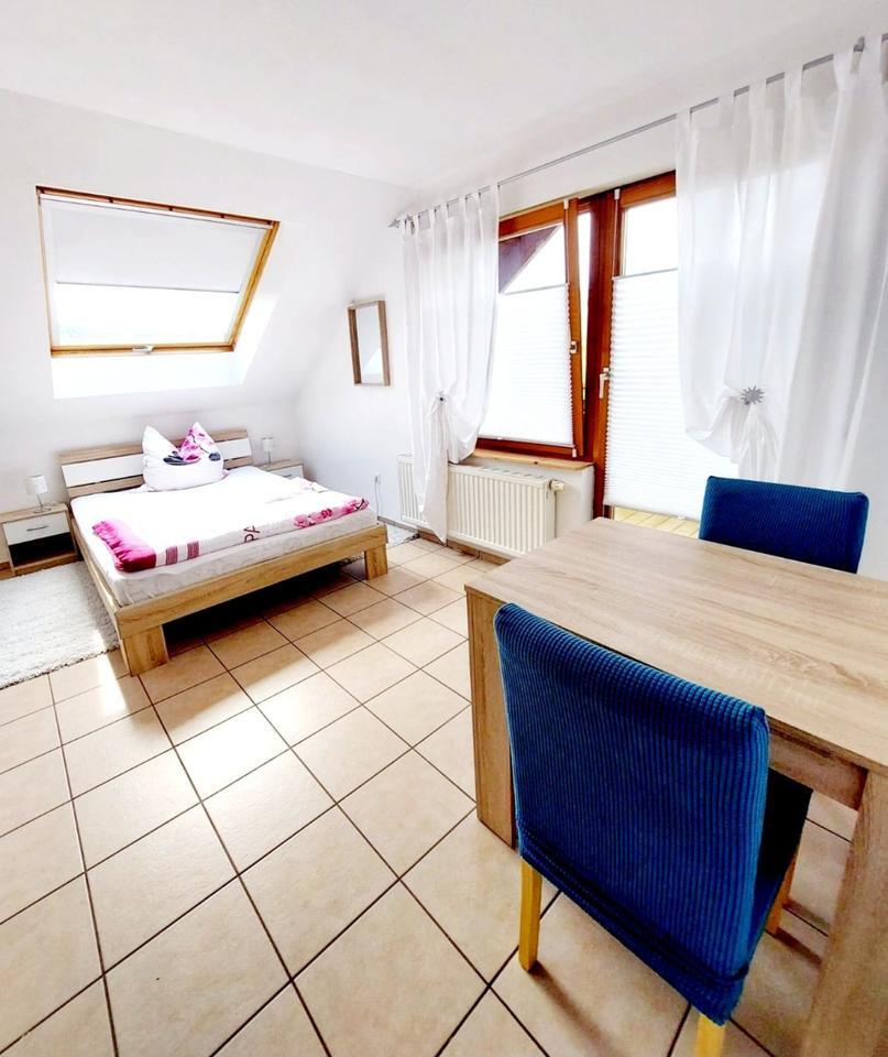 Helles, möbliertes Zimmer