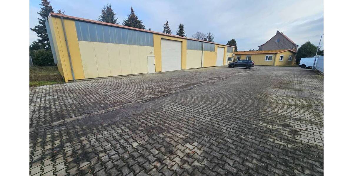 Pfeilerfreie Lagerhalle mit 2 Rolltoren, Büro, Lager, Teeküche, WC & zusätzl. Freifläche zimmer