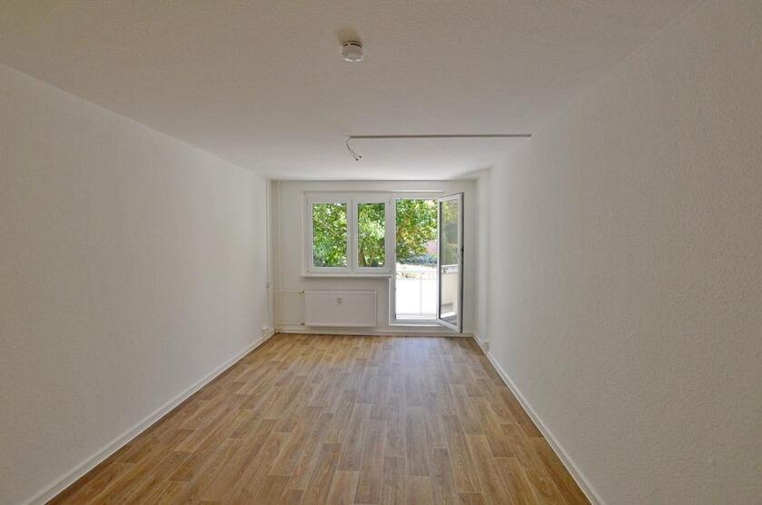 4-Raum-Wohnung, neu renoviert, 1.Etage, Badewanne, PKW-Stellplatz! Bezug sofort möglich!