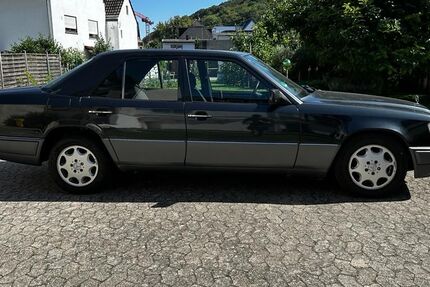 Mercedes-Benz 220 313.500 km 8.900 € Bad Breisig 53498