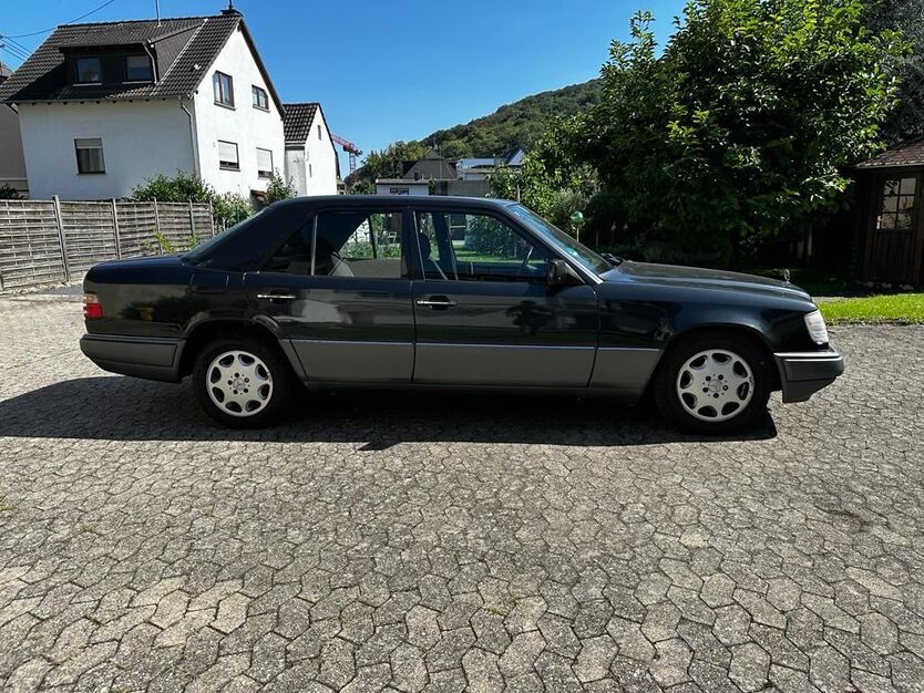 Mercedes-Benz 220 313.500 km 8.900 € Bad Breisig 53498