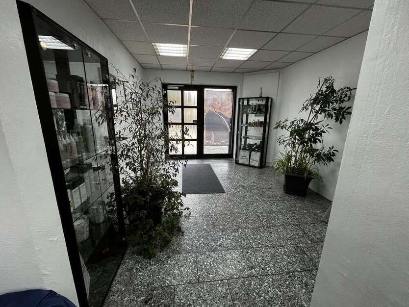 Einzelhandel in Obernzenn 850 € 83 m²