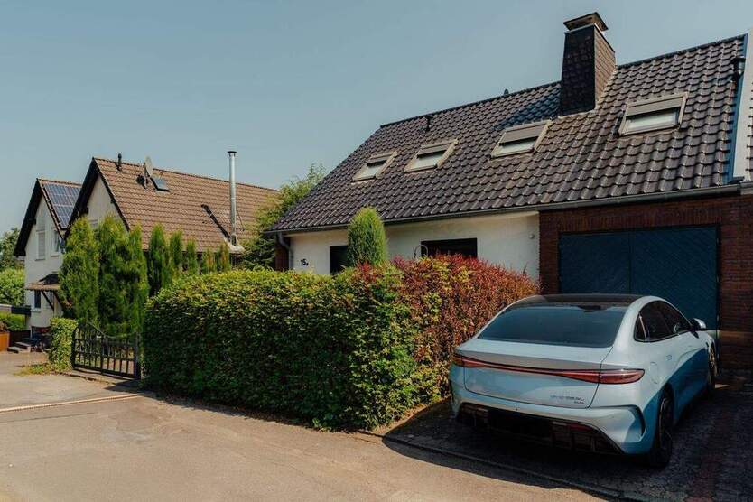 Doppelhaushälfte mit drei separaten Wohneinheiten im Grünen 7 zimmer