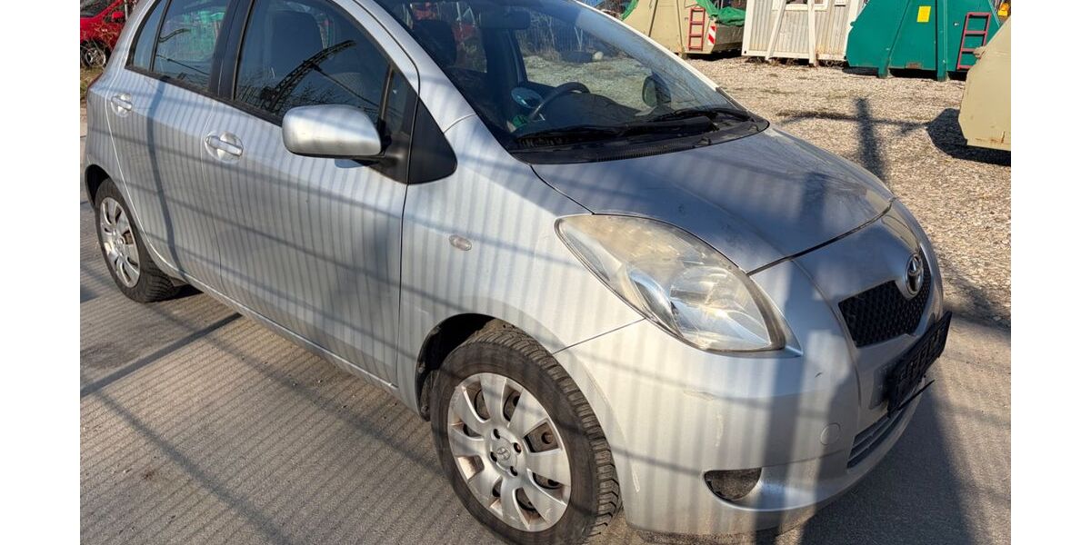 Toyota Yaris 145.555 km 2.999 &euro; München 81929