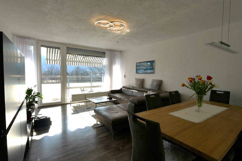 Mit Vesteblick! Top renovierte ETW mit Balkon, Lift, HMS und Parkplatz