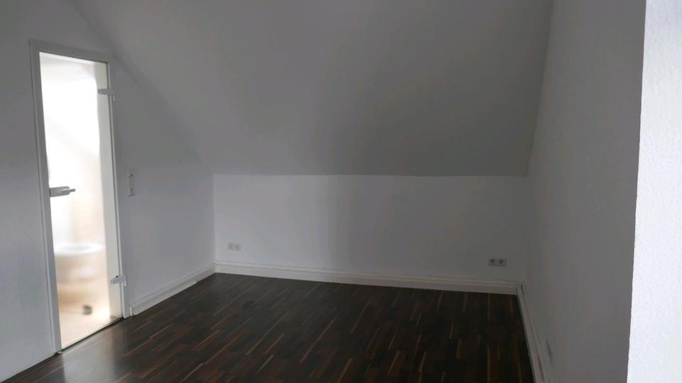 Dachgeschoßwohnung Bergisch Gladbach Alt-Frankenforst - 3 Zimmer, 80 m&sup2;, 640&euro; | Angebot:24819802