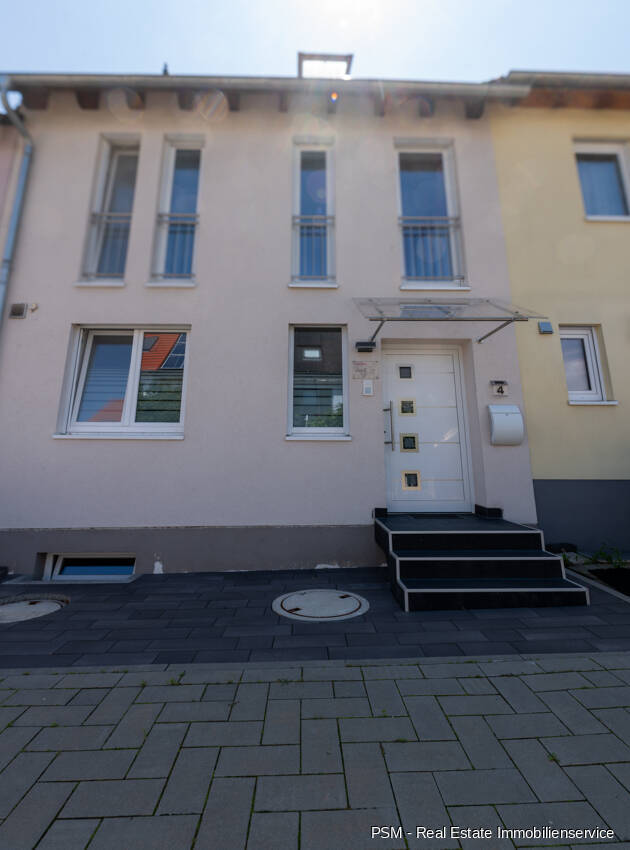 Familientraum: Modernes Zuhause mit Dachstudio & sonnigem Garten