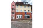 Die Wohnung befindet sich in einem sanierten Mehrfamilienhaus im Stadtzentrum. zimmer