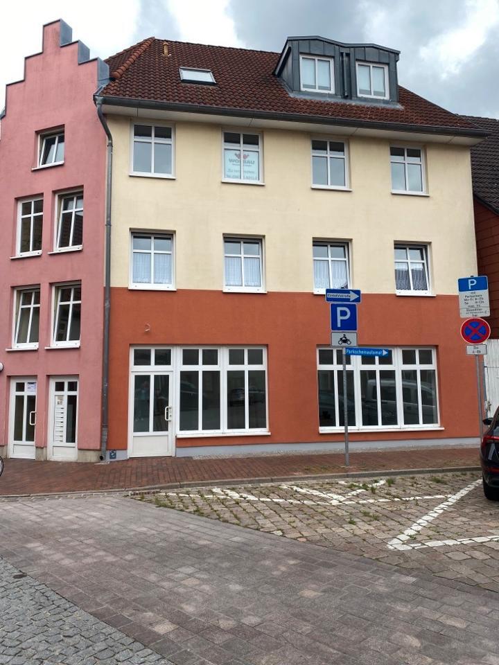 Die Wohnung befindet sich in einem sanierten Mehrfamilienhaus im Stadtzentrum. zimmer