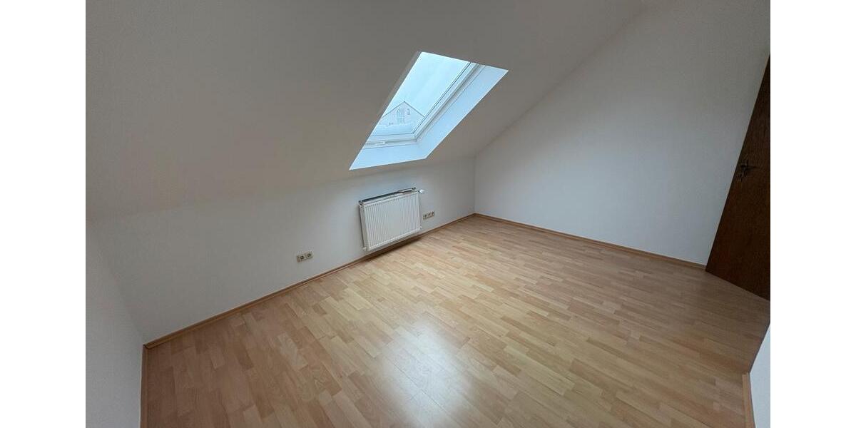 Dachgeschoßwohnung Rosbach vor der Höhe - 4.5 Zimmer, 105 m&sup2;, 1.050&euro; | Angebot:25310192