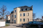 IDEALE FLÄCHE FÜR PRAXIS ODER BÜRO IM HOCHPARTERRE – ZENTRAL GELEGEN – PKW-STELLPLATZ – GROSSES WC